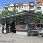 Wartehäuschen auf dem Breslauer Platz in Berlin Friedenau von Heinrich Lassen aus dem Jahre 1929 im Stil der Neuen Sachlichkeit, Gesamtansicht