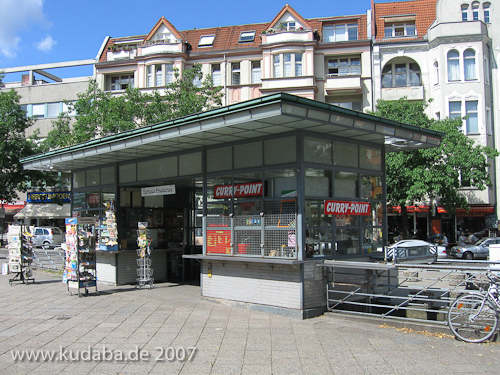 Wartehäuschen auf dem Breslauer Platz in Berlin Friedenau von Heinrich Lassen aus dem Jahre 1929 im Stil der Neuen Sachlichkeit, Gesamtansicht