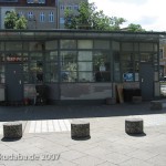 Wartehäuschen auf dem Breslauer Platz in Berlin Friedenau von Heinrich Lassen aus dem Jahre 1929 im Stil der Neuen Sachlichkeit, Gesamtansicht