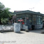 Wartehäuschen auf dem Breslauer Platz in Berlin Friedenau von Heinrich Lassen aus dem Jahre 1929 im Stil der Neuen Sachlichkeit, Gesamtansicht