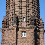 Wasserturm Jungfernheide im Volkspark Jungfernheide in Berlin-Charlottenburg aus den Jahren 1925 - 1927 in expressionistischer Bauweise, Ansicht des mittleren Teils des Turmes mit skulpturalen Schmuck