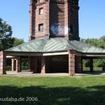 Wasserturm Jungfernheide im Volkspark Jungfernheide in Berlin-Charlottenburg aus den Jahren 1925 - 1927 in expressionistischer Bauweise, Ansicht des Turmsockels mit Kupferdach