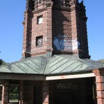 Wasserturm Jungfernheide im Volkspark Jungfernheide in Berlin-Charlottenburg aus den Jahren 1925 - 1927 in expressionistischer Bauweise, Ansicht des Turmsockels mit Kupferdach