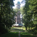 Wasserturm Jungfernheide im Volkspark Jungfernheide in Berlin-Charlottenburg aus den Jahren 1925 - 1927 in expressionistischer Bauweise, Ansicht aus der Ferne durch eine Alle-Blickachse des bewaldeten Parks