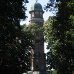Wasserturm Jungfernheide im Volkspark Jungfernheide in Berlin-Charlottenburg aus den Jahren 1925 - 1927 in expressionistischer Bauweise, Ansicht aus der Ferne durch eine Alle-Blickachse des bewaldeten Parks