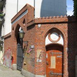 Wasserturm Tempelhofer Berg in Berlin-Kreuzberg im Stil des Historismus bzw. der Neogotik, Eingang zum Gelände