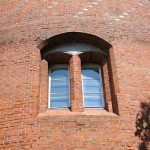 Wasserturm Tempelhofer Berg in Berlin-Kreuzberg im Stil des Historismus bzw. der Neogotik, Detailansicht eines Fensters