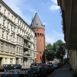 Wasserturm Tempelhofer Berg in Berlin-Kreuzberg im Stil des Historismus bzw. der Neogotik, Ansicht aus der Ferne