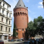 Wasserturm Tempelhofer Berg in Berlin-Kreuzberg im Stil des Historismus bzw. der Neogotik, Gesamtansicht aus der Ferne