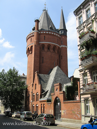 Wasserturm Tempelhofer Berg in Berlin-Kreuzberg im Stil des Historismus bzw. der Neogotik, Gesamtansicht