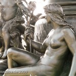 Brunnen "Stilles Wasser" in Dresden von Robert Diez, Detailansicht eines weiblichen Aktes