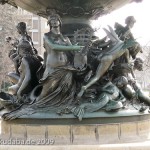 Brunnen "Stilles Wasser" in Dresden von Robert Diez, Detailansicht einer Harfenspielerin