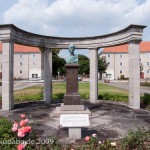 Gesamtansicht des Duncker-Denkmals vor dem Bahnhof Rathenow