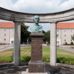 Duncker-Denkmal vor dem Bahnhof Rathenow, Detailansicht mit Büste und Sockel