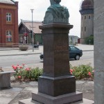 Duncker-Denkmal vor dem Bahnhof Rathenow, Detailansicht mit Büste und Sockel