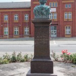 Duncker-Denkmal vor dem Bahnhof Rathenow, Detailansicht mit Büste und Sockel