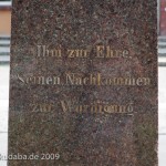 Duncker-Denkmal vor dem Bahnhof Rathenow, Detailansicht vom Sockel