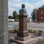 Duncker-Denkmal vor dem Bahnhof Rathenow, Detailansicht mit Büste und Sockel