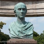 Duncker-Denkmal vor dem Bahnhof Rathenow, Nahaufnahme von der Büste Dunckers von Calandrelli