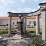 Gesamtansicht des Duncker-Denkmals vor dem Bahnhof Rathenow