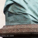 Duncker-Denkmal vor dem Bahnhof Rathenow, Nahaufnahme von der Büste Dunckers mit Künstler-Signetvon Calandrelli