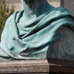 Duncker-Denkmal vor dem Bahnhof Rathenow, Nahaufnahme von der Büste Dunckers von Calandrelli