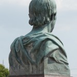 Gesamtansicht des Duncker-Denkmals vor dem Bahnhof Rathenow, Nahaufnahme von der Büste Dunckers von Calandrelli