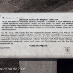 Duncker-Denkmal vor dem Bahnhof Rathenow, Informationstafel