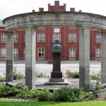 Gesamtansicht des Duncker-Denkmals vor dem Bahnhof Rathenow