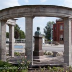 Gesamtansicht des Duncker-Denkmals vor dem Bahnhof Rathenow