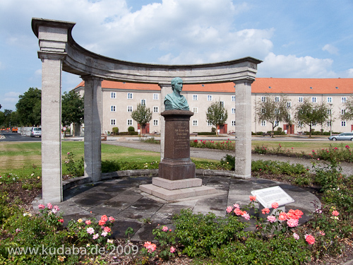 Gesamtansicht des Duncker-Denkmals vor dem Bahnhof Rathenow