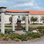 Gesamtansicht des Duncker-Denkmals vor dem Bahnhof Rathenow