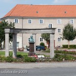 Gesamtansicht des Duncker-Denkmals vor dem Bahnhof Rathenow