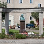 Gesamtansicht des Duncker-Denkmals vor dem Bahnhof Rathenow