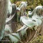 Denkmal "Fuchsjagd um 1900" von Wilhelm Haverkamp im Großen Tiergarten in Berlin-Mitte von 1904, Detailansicht der Hunde