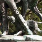 Denkmal "Fuchsjagd um 1900" von Wilhelm Haverkamp im Großen Tiergarten in Berlin-Mitte von 1904, Detailansicht eines Hundes