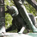 Denkmal "Fuchsjagd um 1900" von Wilhelm Haverkamp im Großen Tiergarten in Berlin-Mitte von 1904, Detailansicht eines Hundes