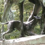 Denkmal "Fuchsjagd um 1900" von Wilhelm Haverkamp im Großen Tiergarten in Berlin-Mitte von 1904, Detailansicht eines Hundes