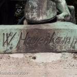 Denkmal "Fuchsjagd um 1900" von Wilhelm Haverkamp im Großen Tiergarten in Berlin-Mitte von 1904, Detailansicht der Künstlersignatur