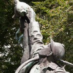 Denkmal "Fuchsjagd um 1900" von Wilhelm Haverkamp im Großen Tiergarten in Berlin-Mitte von 1904, Detailansicht des Jägers mit Fuchs