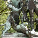 Denkmal "Fuchsjagd um 1900" von Wilhelm Haverkamp im Großen Tiergarten in Berlin-Mitte von 1904, Detailansicht der Hunde
