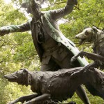 Denkmal "Hasenhetze um 1750" im Großen Tiergarten in Berlin-Mitte von Max Baumbach von 1904, Detailansicht des Jägers mit Hunden