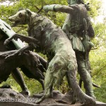 Denkmal "Hasenhetze um 1750" im Großen Tiergarten in Berlin-Mitte von Max Baumbach von 1904, Detailansicht eines Hundes