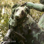 Denkmal "Hasenhetze um 1750" im Großen Tiergarten in Berlin-Mitte von Max Baumbach von 1904, Detailansicht eines Hundes