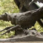 Denkmal "Hasenhetze um 1750" im Großen Tiergarten in Berlin-Mitte von Max Baumbach von 1904, Detailansicht eines Hundes