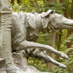 Denkmal "Hasenhetze um 1750" im Großen Tiergarten in Berlin-Mitte von Max Baumbach von 1904, Detailansicht eines Hundes