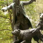 Denkmal "Hasenhetze um 1750" im Großen Tiergarten in Berlin-Mitte von Max Baumbach von 1904, Detailansicht des Jägers mit Hunden