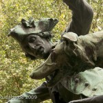 Denkmal "Hasenhetze um 1750" im Großen Tiergarten in Berlin-Mitte von Max Baumbach von 1904, Detailansicht des Jägers mit Hund