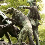 Denkmal "Hasenhetze um 1750" im Großen Tiergarten in Berlin-Mitte von Max Baumbach von 1904, Detailansicht des Jagdgehilfen mit Hund