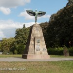 Lilienthal-Denkmal von Peter Christian Breuer von 1914 in Berlin-Steglitz, Gesamtansicht der Vorderseite